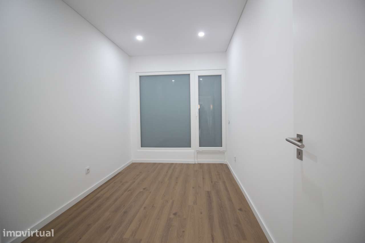 Rc de moradia com Quintal e estacionamento no Seixal-23