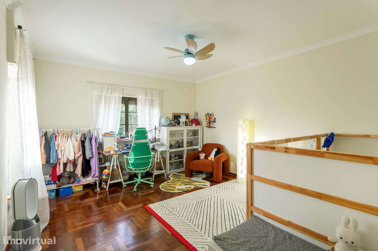 Moradia remodelada com jardim, garagem e vista desafogada, Algueirão,-38