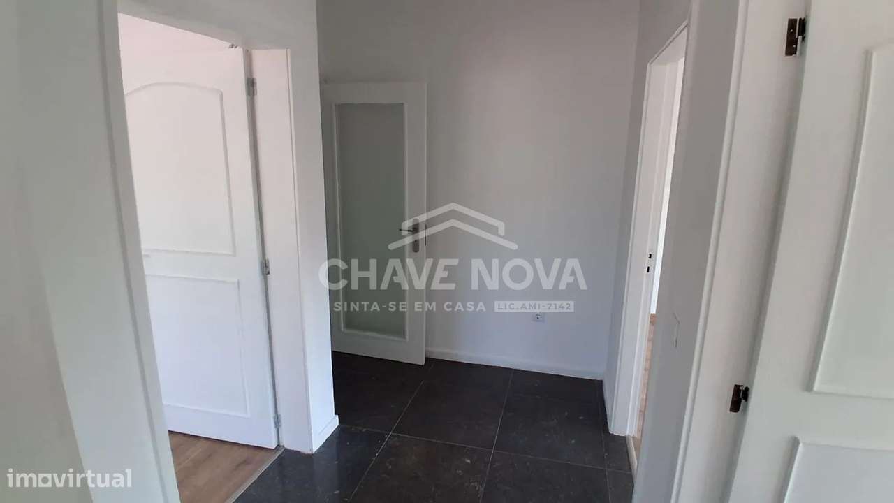 Apartamento T3 com 3 frentes, varandas, garagem e elevador - Fânzeres-7