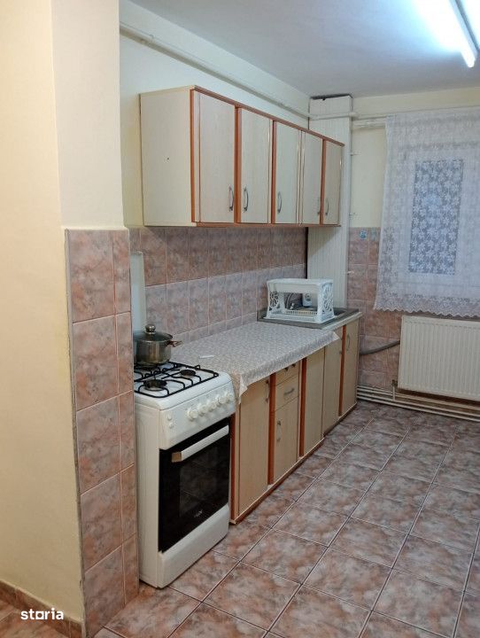 Apartament cu 4 camere de vanzare, etaj intermediar, Dealul Florilor