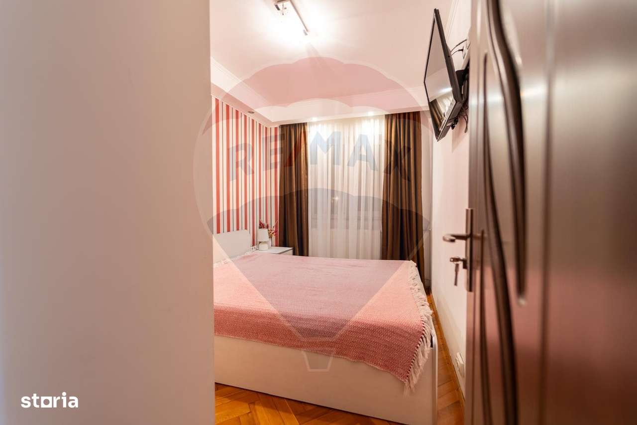 Apartament cu 3 camere de vânzare în zona Decebal-7