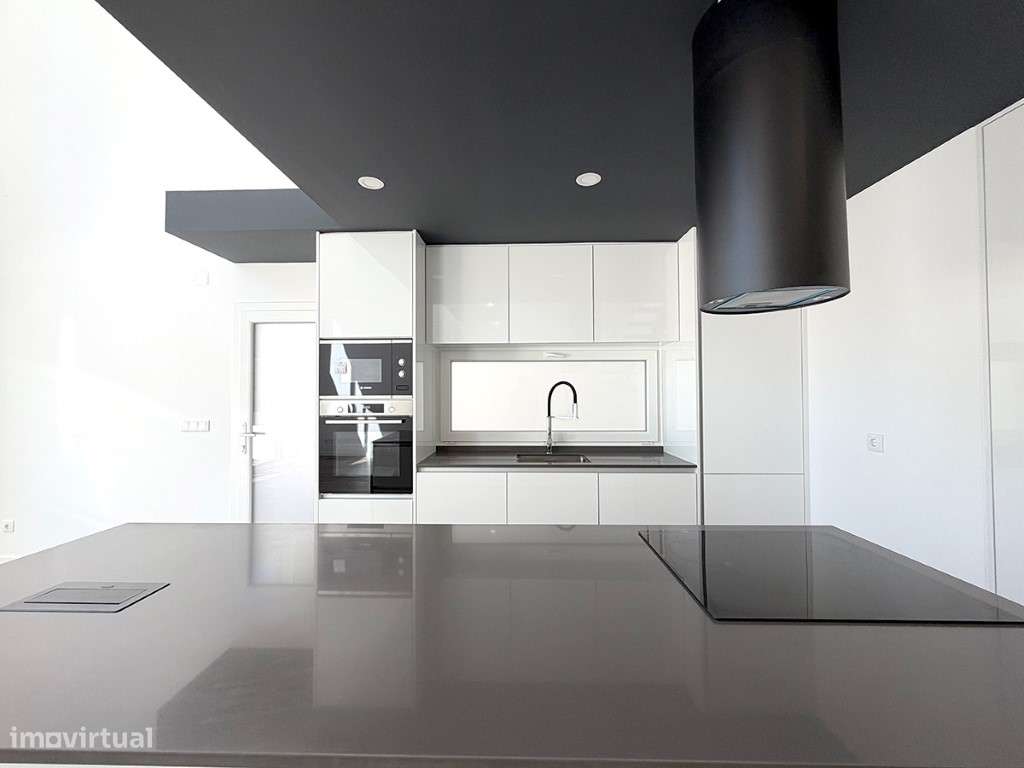 Moradia Moderna T3 à Venda com Piscina, a 10 Minutos da Praia-11