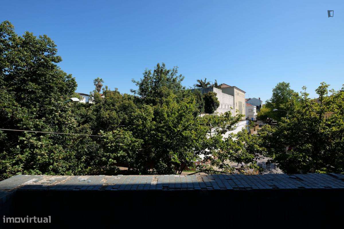 Quarto com cama de solteiro em apartamento com 6 quartos - Grande imagem: 5/10