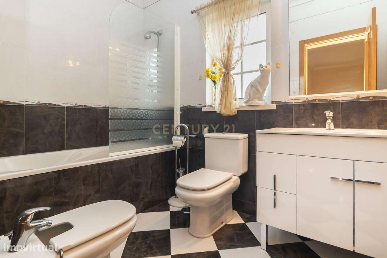 Moradia T4 Independente com garagem e jardim em Setúbal-29