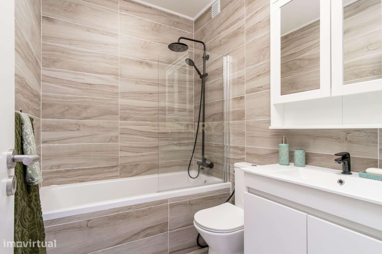 Apartamento T2 com 2 WC's e Varanda Ampla – Totalmente Renovado – Bura-25
