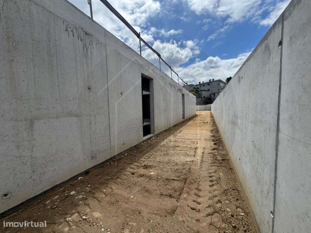 Moradia T3 Térrea de Arquitetura Contemporânea com Jardim Privativo...-19