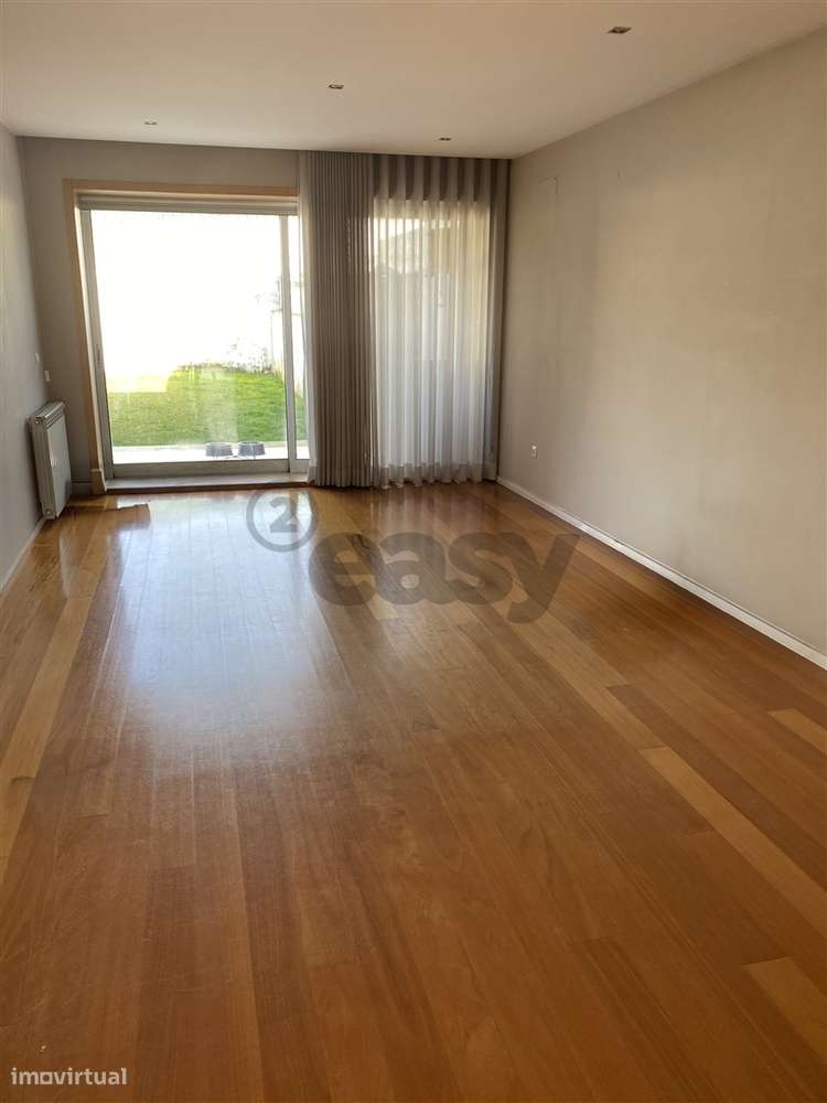 MORADIA EM BANDA T4 COM JARDIM-8