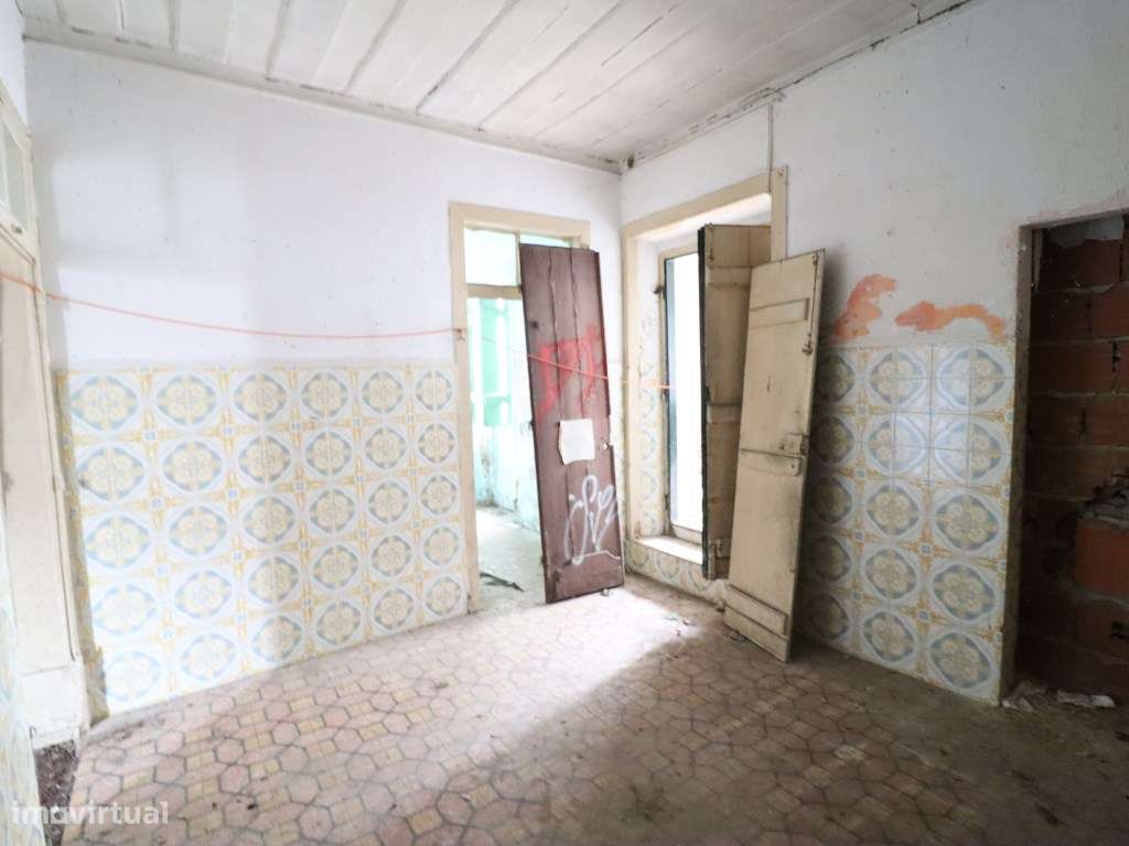 Duas moradias geminadas à venda na rua Miguel Bombarda, Barreiro-31