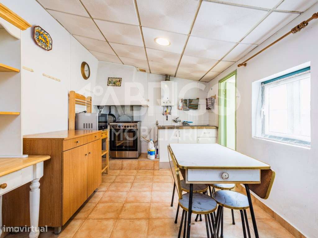 Moradia T3 Central, Oportunidade de Reabilitação (Para venda ao abr...-13