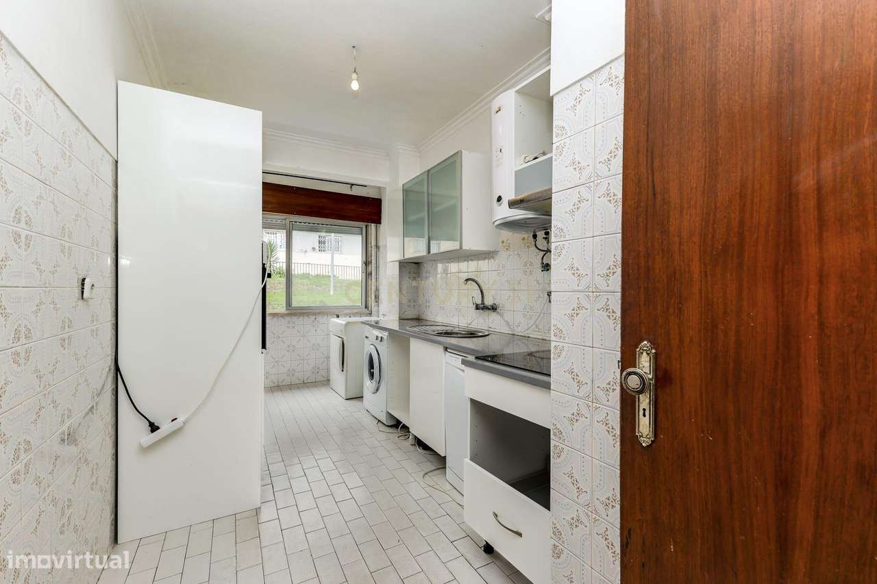 Apartamento T2 com Excelentes áeas | Para Remodelação-3