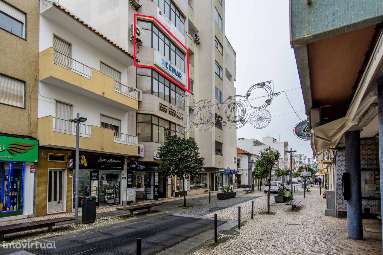 Clínica Dentária com 82m2 localizado na Rua Direita em Portimão