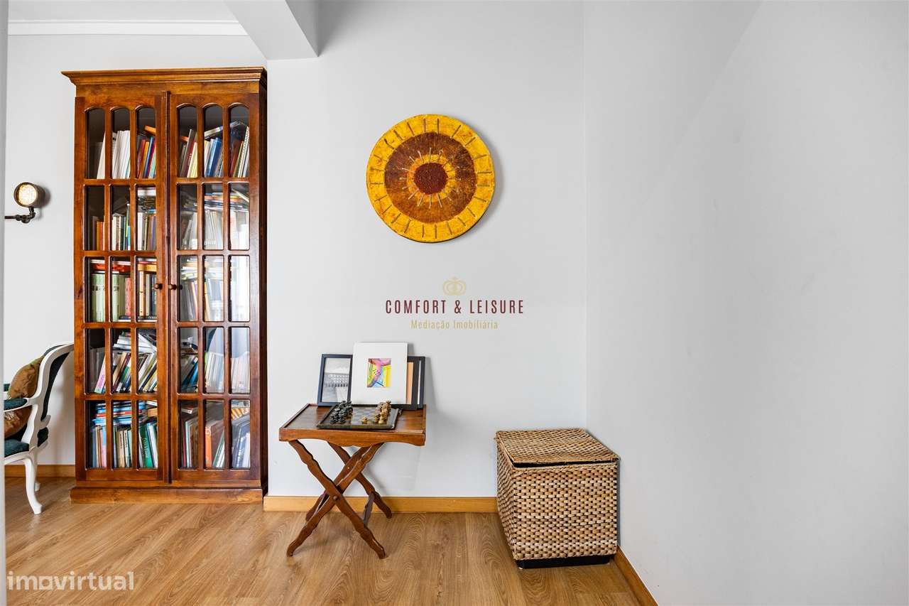 Apartamento com 4 quartos, 2 wc, parqueamento e arrecadação na Ramada,-33