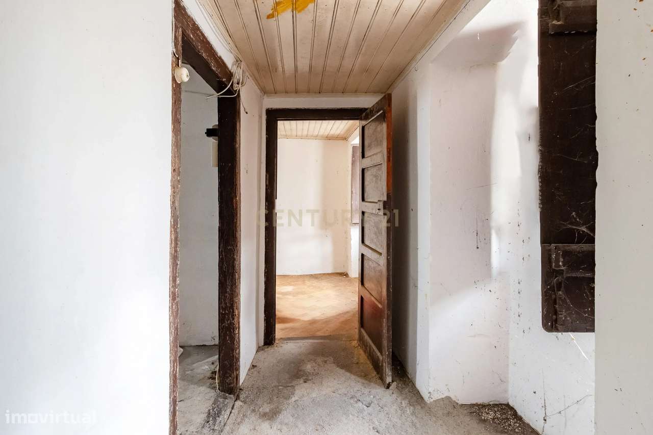 Moradia em ruína, dentro das muralhas em Óbidos-11