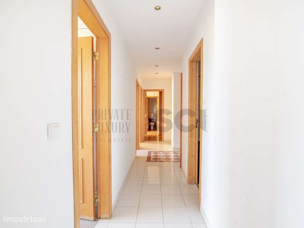 Apartamento T3 Parque da Paz Almada Arrecadação e Varandas-12