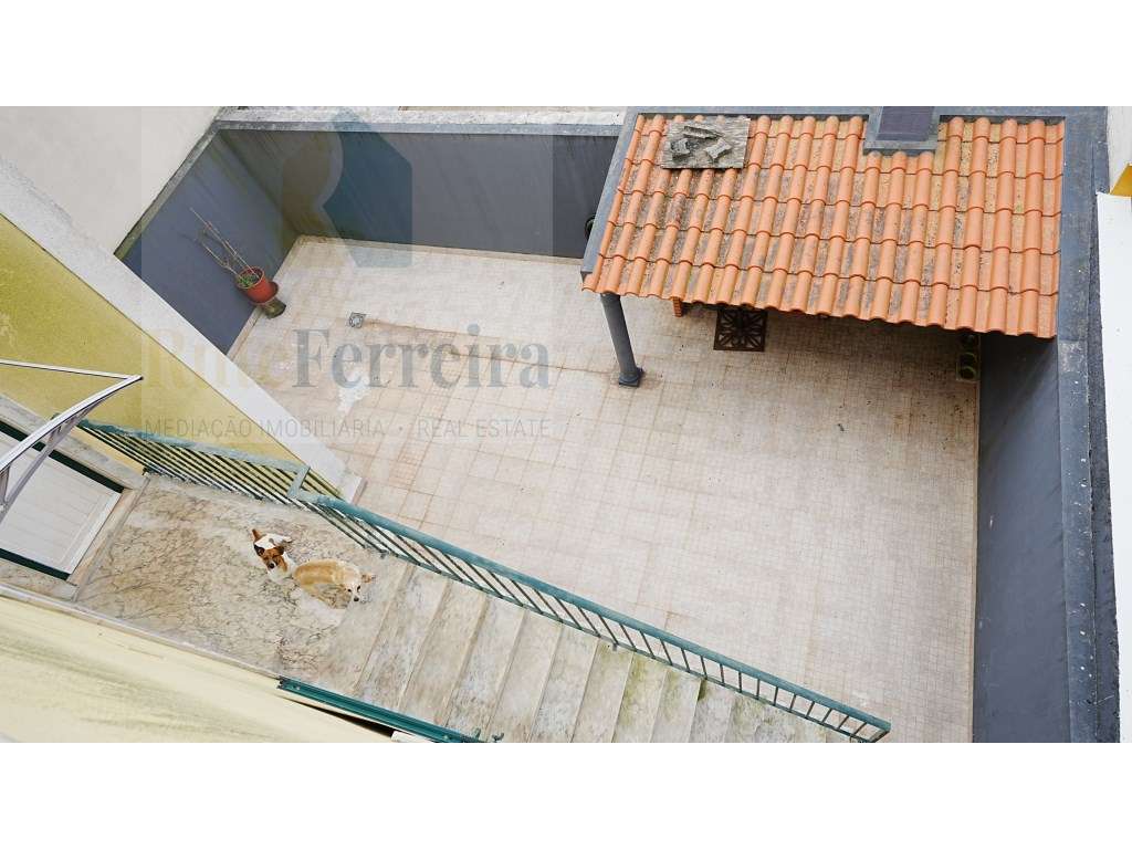 Moradia T3 localizada em São Pedro da Cadeira com jardim-34