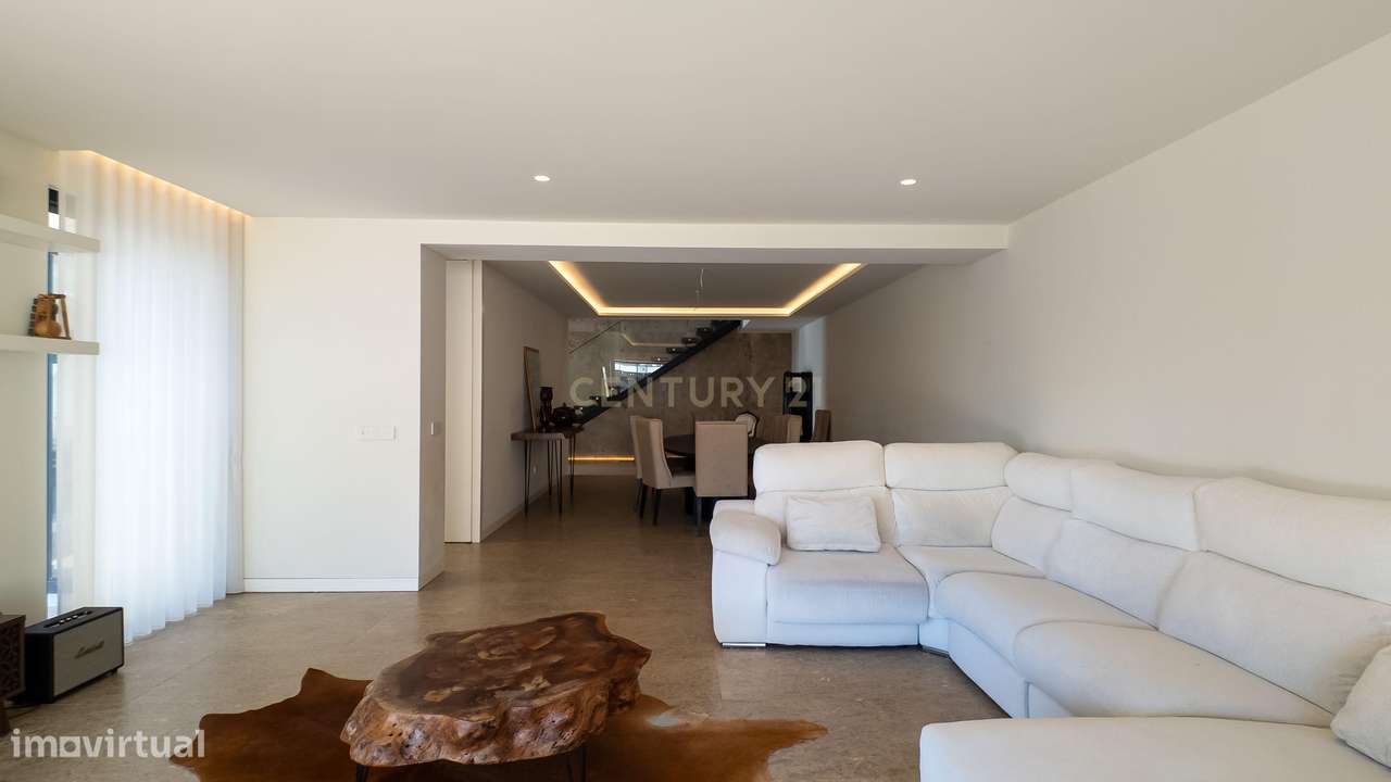 Moradia de Luxo | Construída em 2023 | Design Contemporâneo com Piscin-7