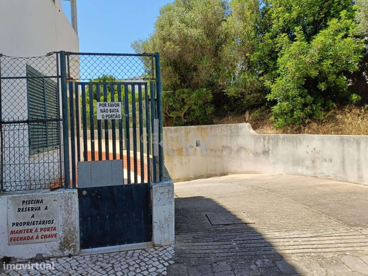 Apartamento T4 com garagem em condomínio com piscina no centro de Albu-23