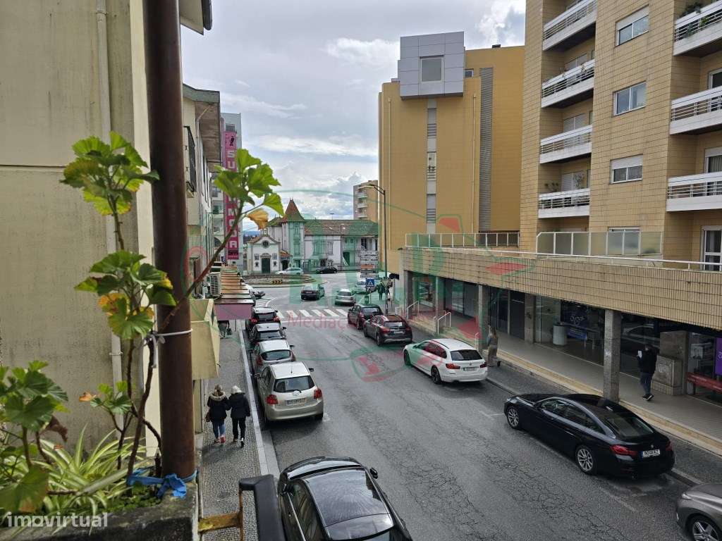 INVESTIMENTO - T5 Entrada Independente | Garagem | Peq. Quintal | C... - Grande imagem: 3/41