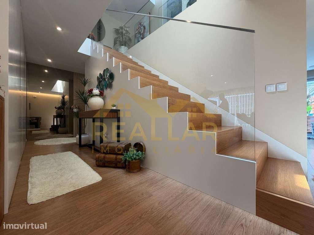 Exclusiva Moradia T4 Semi-Nova com Vista Rio - Condomínio Privado Q...-12