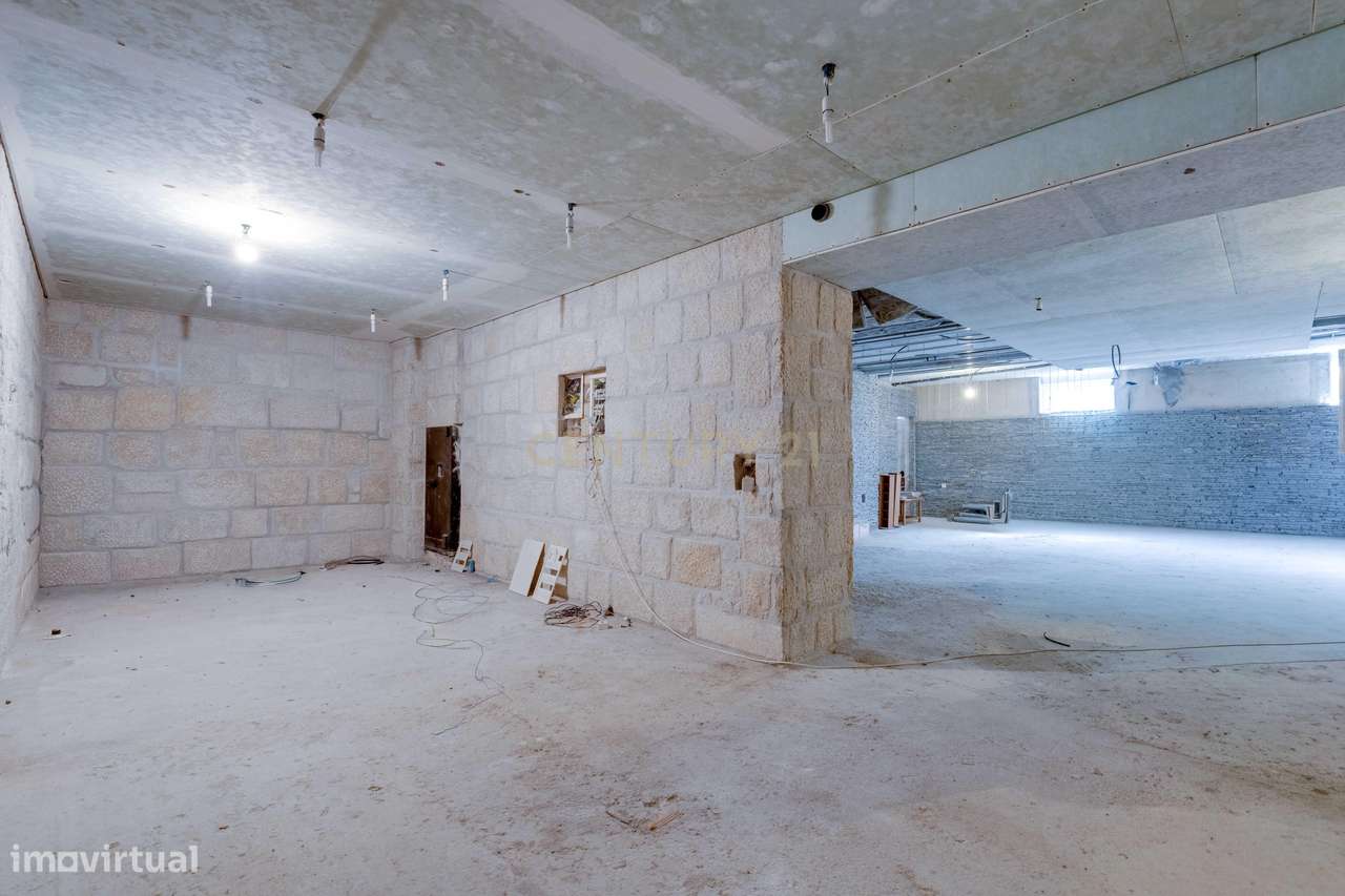 Encantadora Moradia de 4 Frentes-16