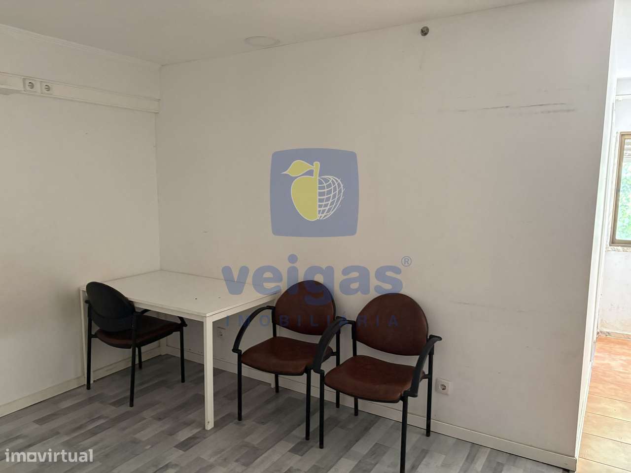 Atelier / Estúdio transformado em T1 no centro da Agualva-8