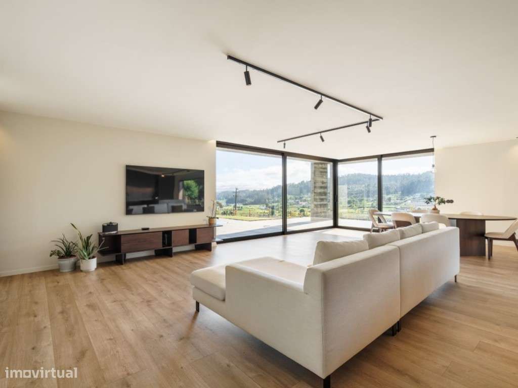 Moradia Térrea com Piscina Infinita e Vista Panorâmica sobre o Vale-32