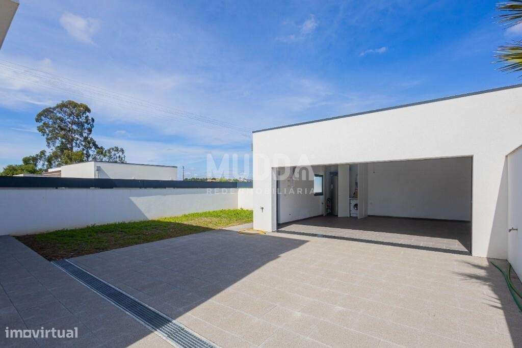 Moradia T4 com Design Contemporâneo e Acabamentos Premium-26