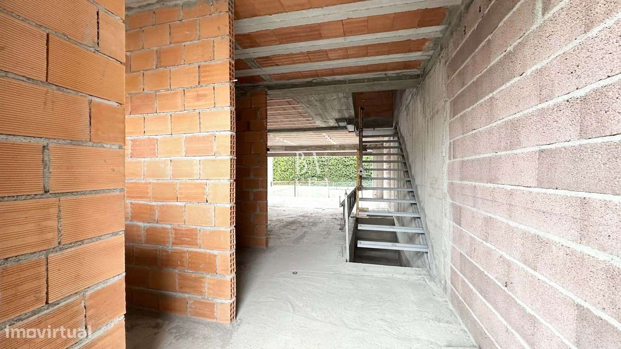 Moradia T3 em Estrutura com 3 Suítes em Lamaçães Braga-2