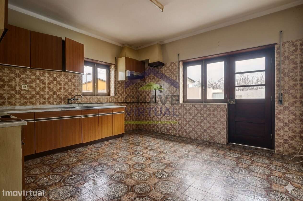 Moradia V3 com Terreno Urbano e Garagem - Seixal, Lourinhã-28