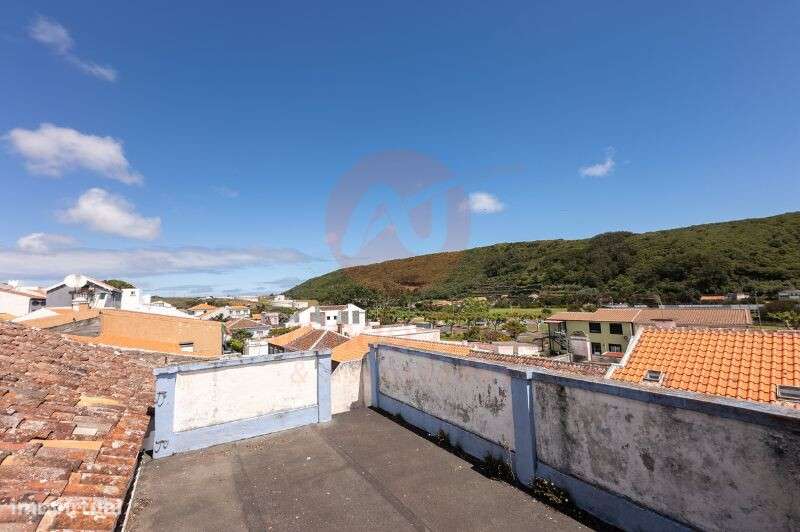 Moradia T3 com Quintal e Vista Panorâmica – A escassos passos da Baía-27
