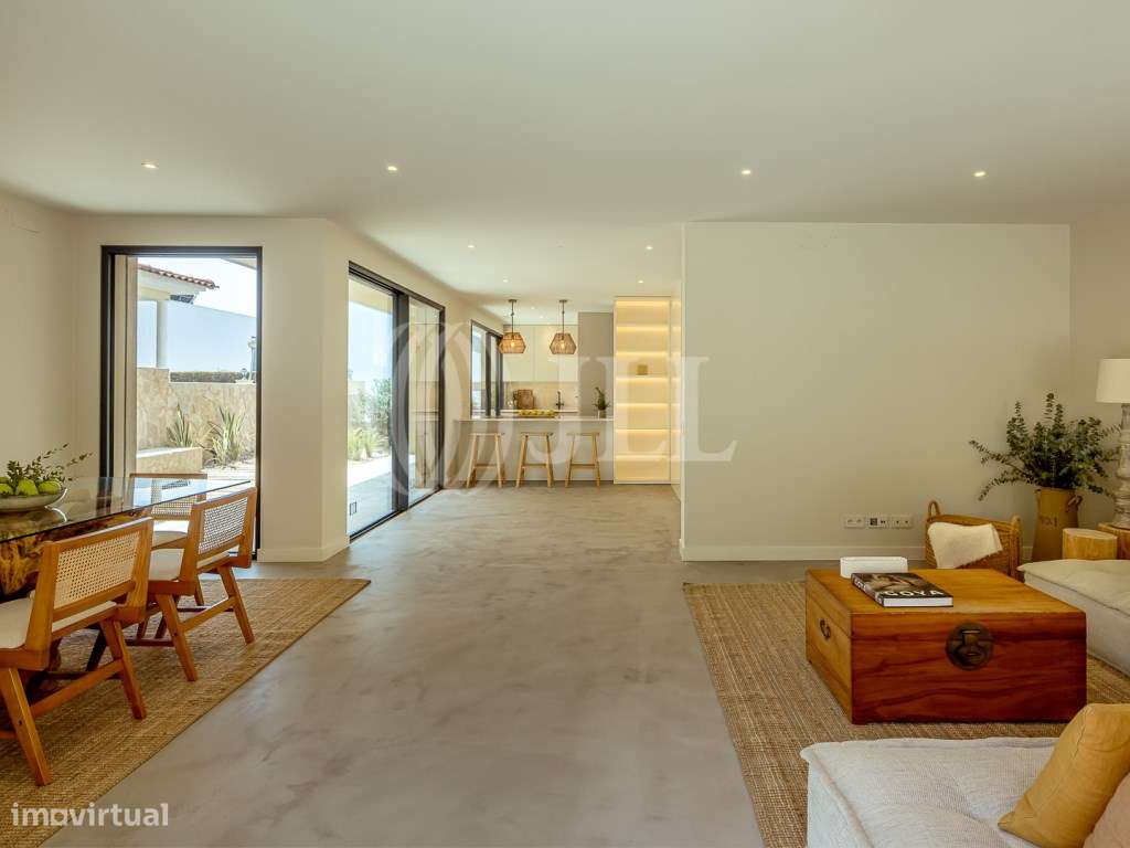 Moradia T3+1 com jardim, piscina e garagem, no Estoril-9