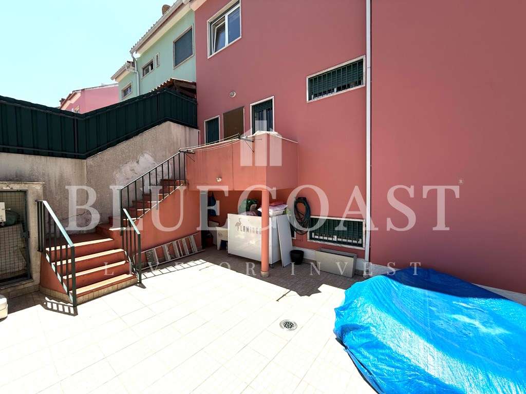 Moradia V4 com 3 Pisos - Espaço e Conforto-18