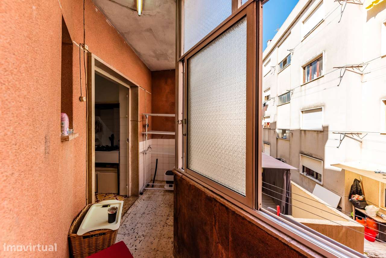 Luminoso Apartamento T2 (com Potencial para T3) na Av. José Elias Garc-18