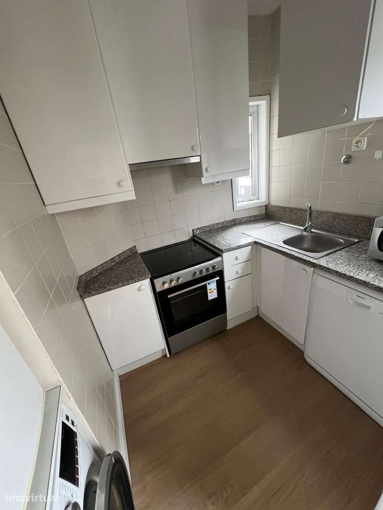 T1 Porto  Rua da Alegria    Metro Marquês  Remodelado e Mobilado-16