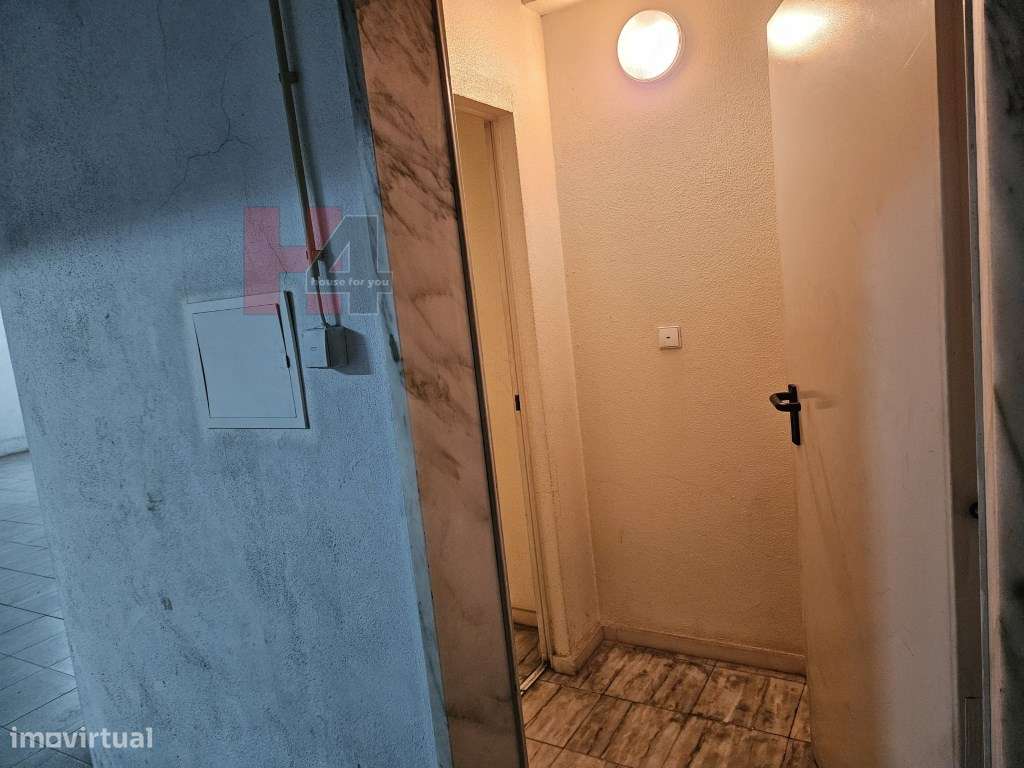 T2 com box e ótima localização na Amadora-26