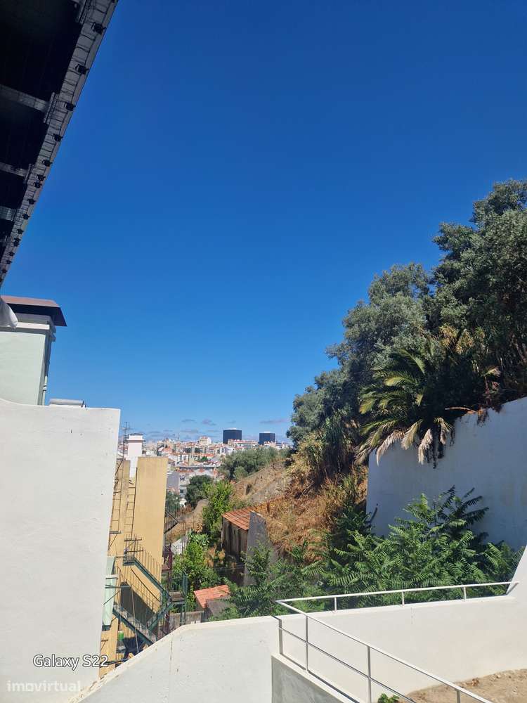 T2 no 3º Andar com 3 Jardins, Elevador, Coz.Equipada Lx-24