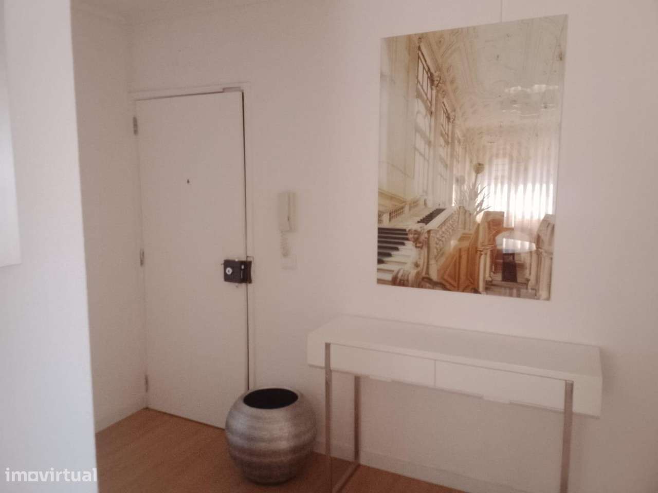 Apartamento T2 em Massamá Renovado com varanda e elevador-8