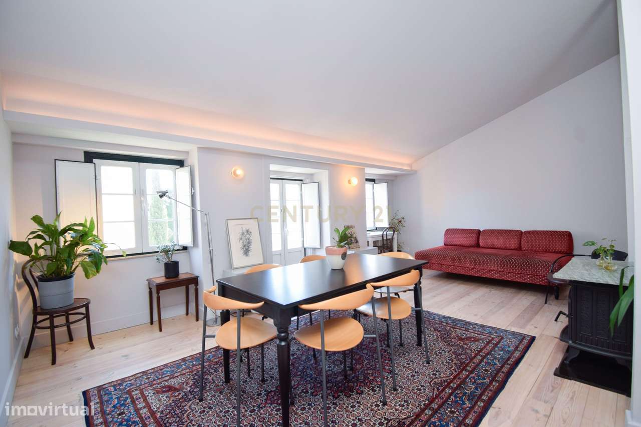 Apartamento com mezzanine e potencial de reconversão na Estrela-0