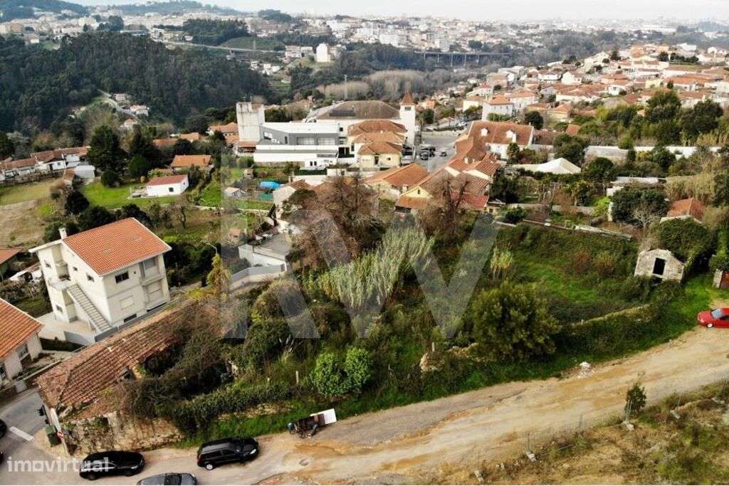 Casa Secular para reconstrução inserida num terreno de 1182m2 - Grande imagem: 2/15