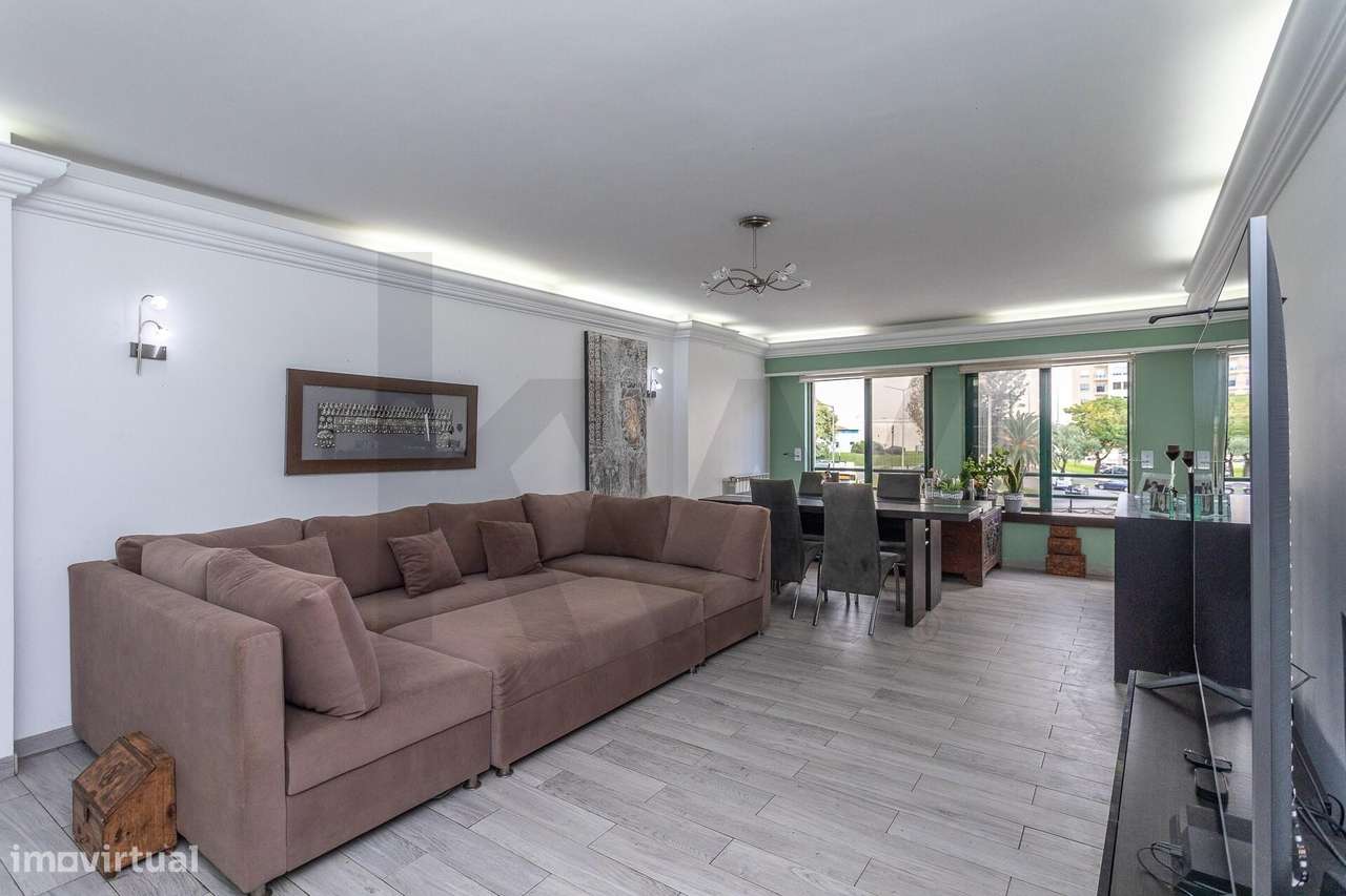 T3 com 2 Varandas, Parqueamento e Arrecadação – Massamá Norte - Grande imagem: 5/39