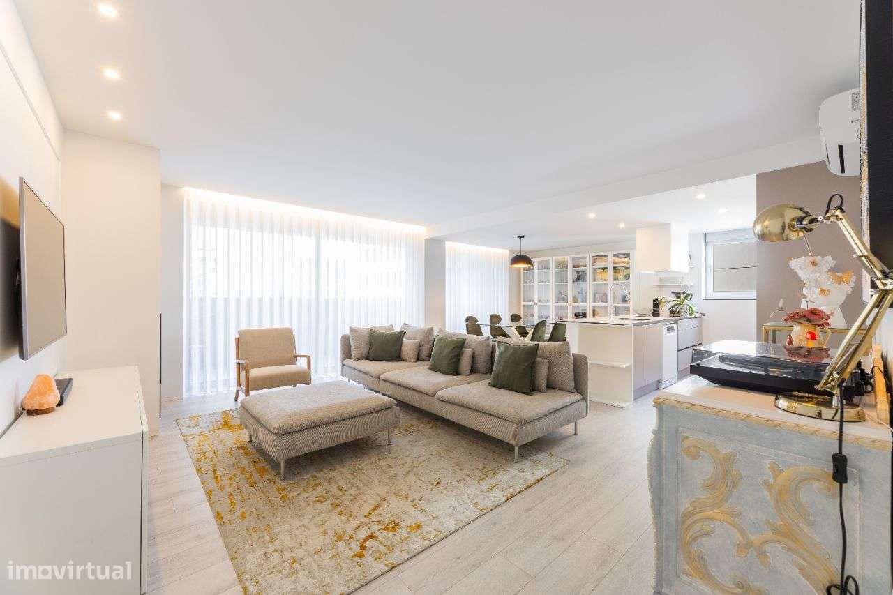 Apartamento T3 semi-novo com Varanda e Garagem Fechada em Real - Grande imagem: 3/35