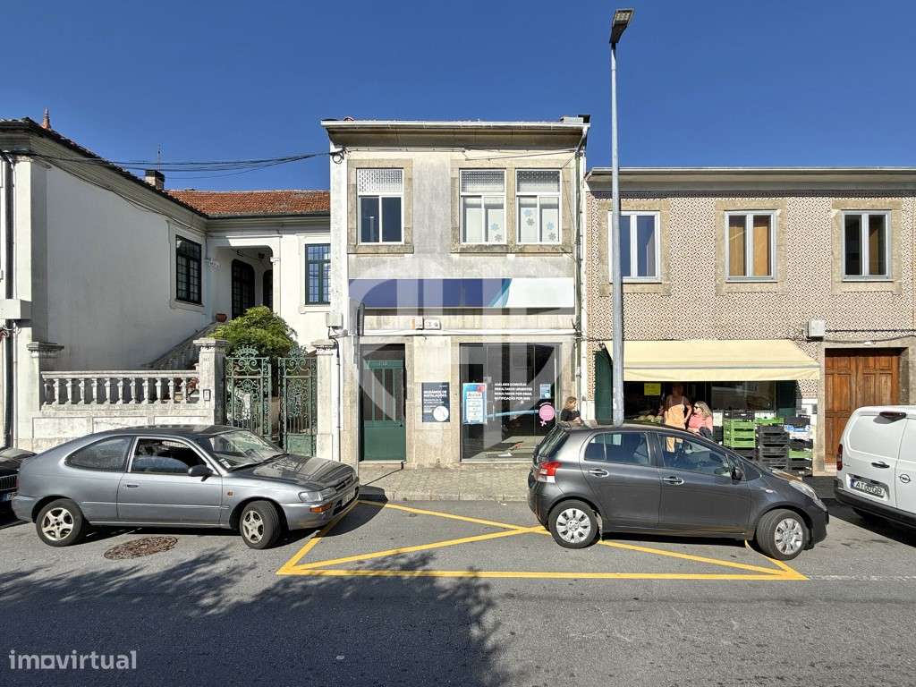 Edifício Comercial 2 Pisos // Rua do Padrão - Pedroso-39