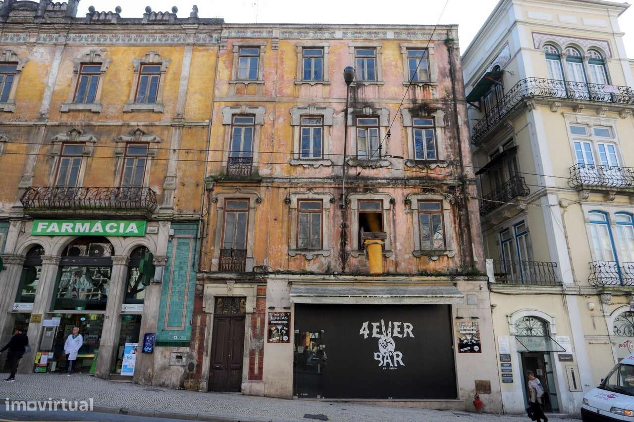 Prédio p/recuperar T21 | Av. Sá da Bandeira | Investimento | Coimbra | - Grande imagem: 2/23