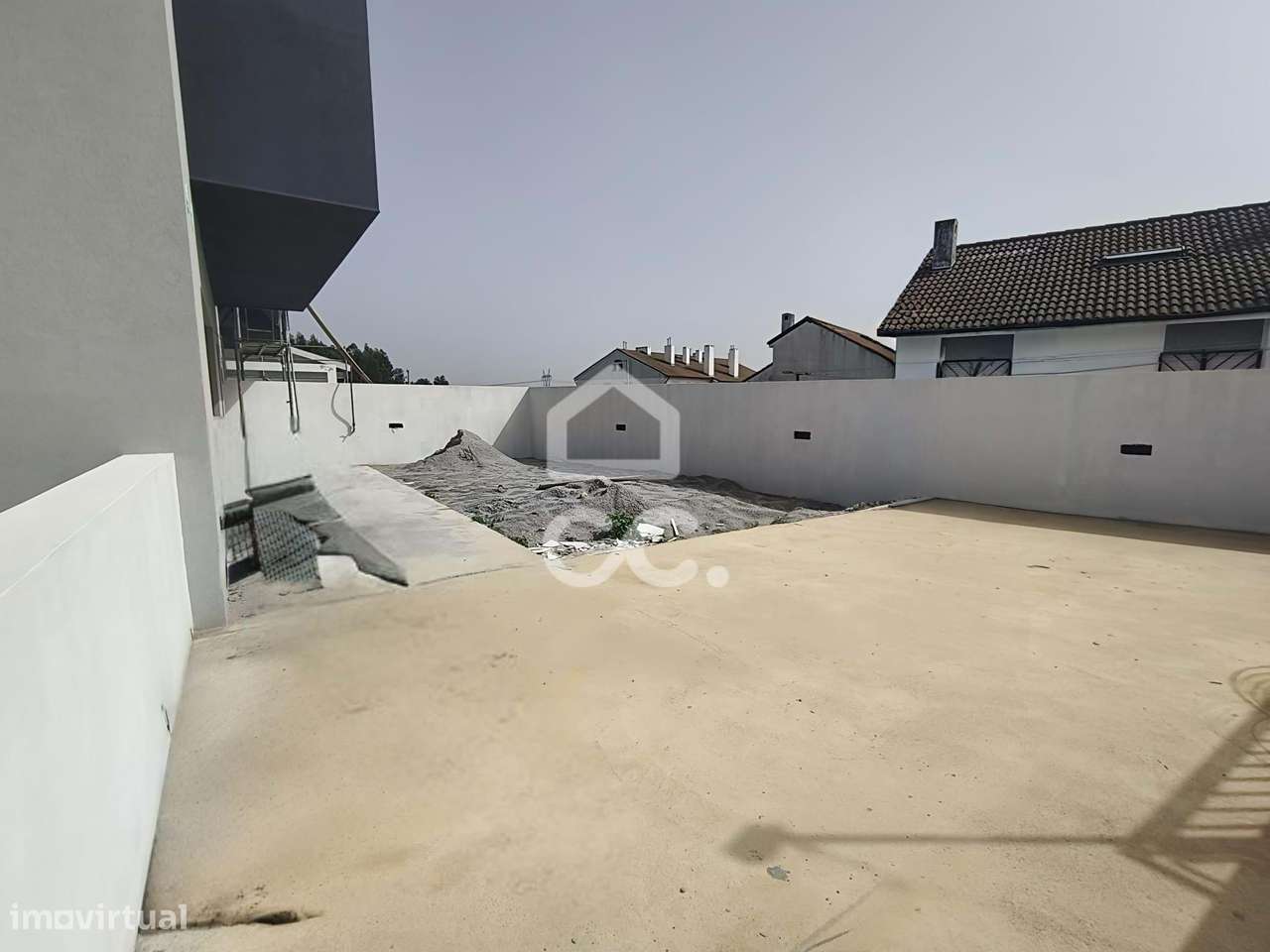 Moradia T3 Nova com 3 Suites, Jardim e Terraço – Design Contemporâneo-12