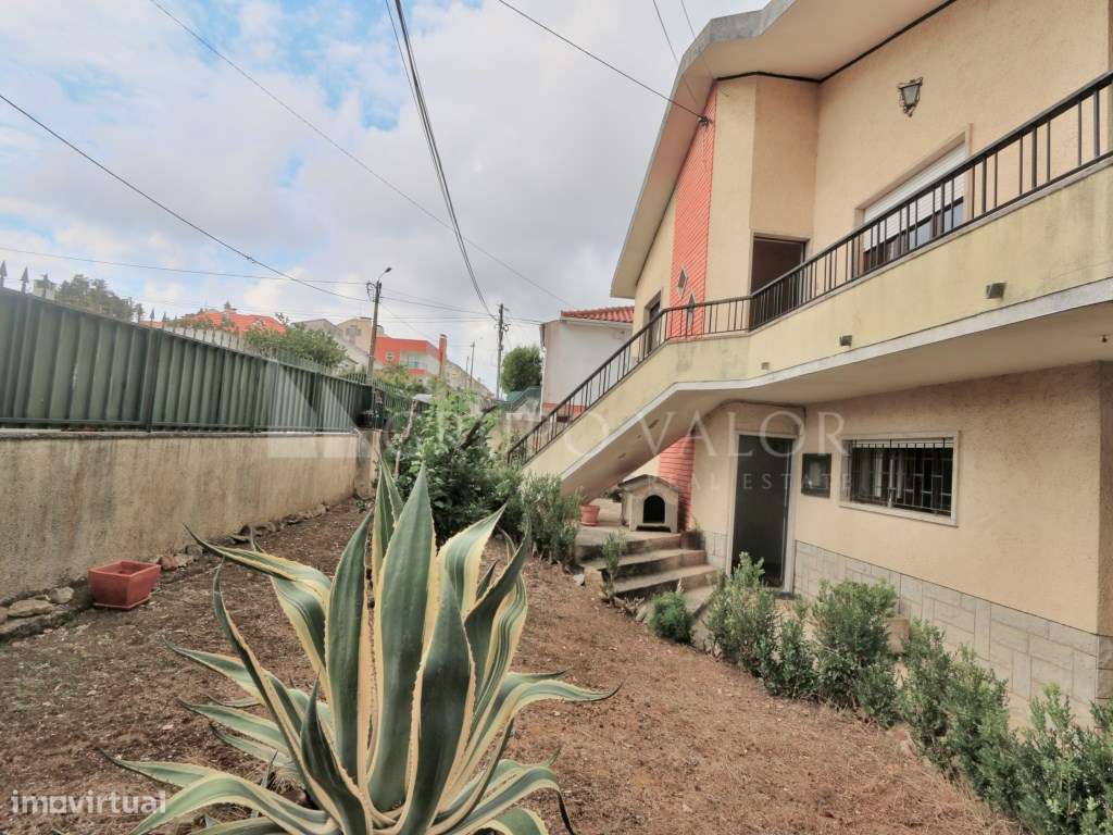 Moradia Isolada T4+2 com Garagem em Mem Martins-33
