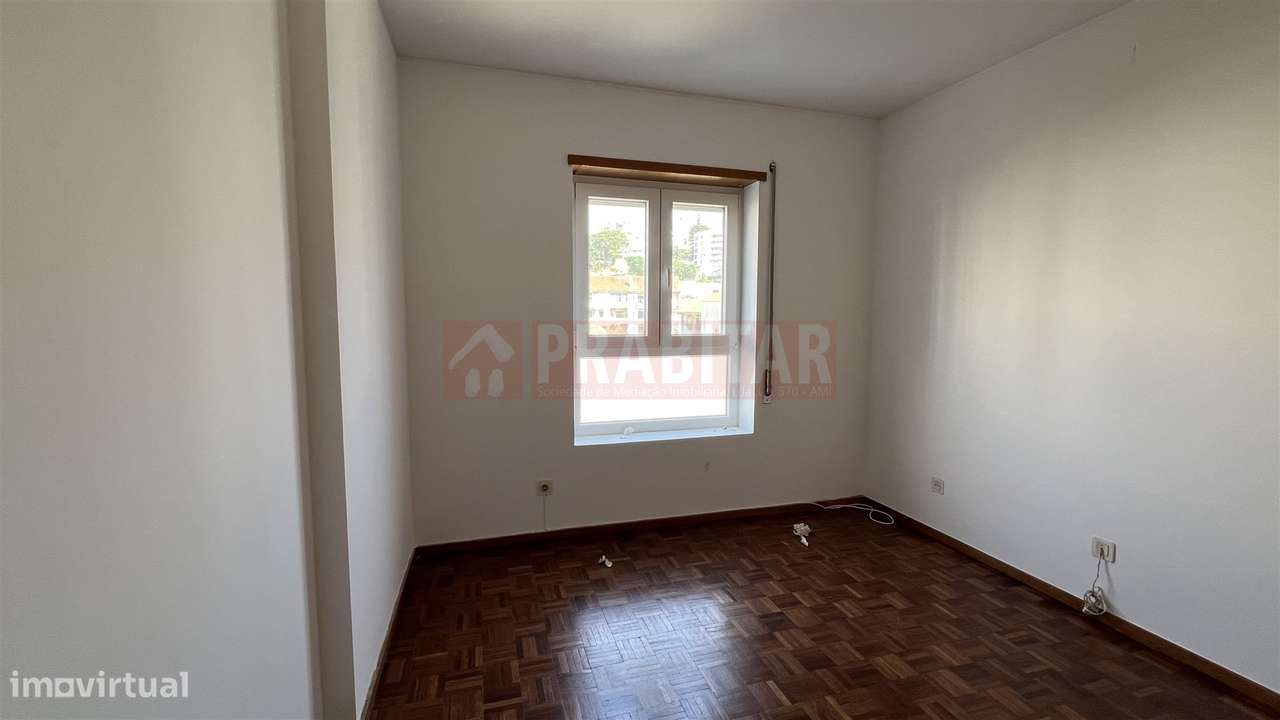 Apartamento T4 com garagem na Quinta D. João-12