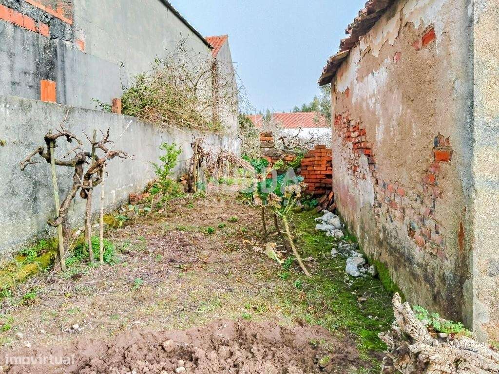 Ruína para recuperar com terreno de 1.050 m2 poço e árvores de fruto A-20