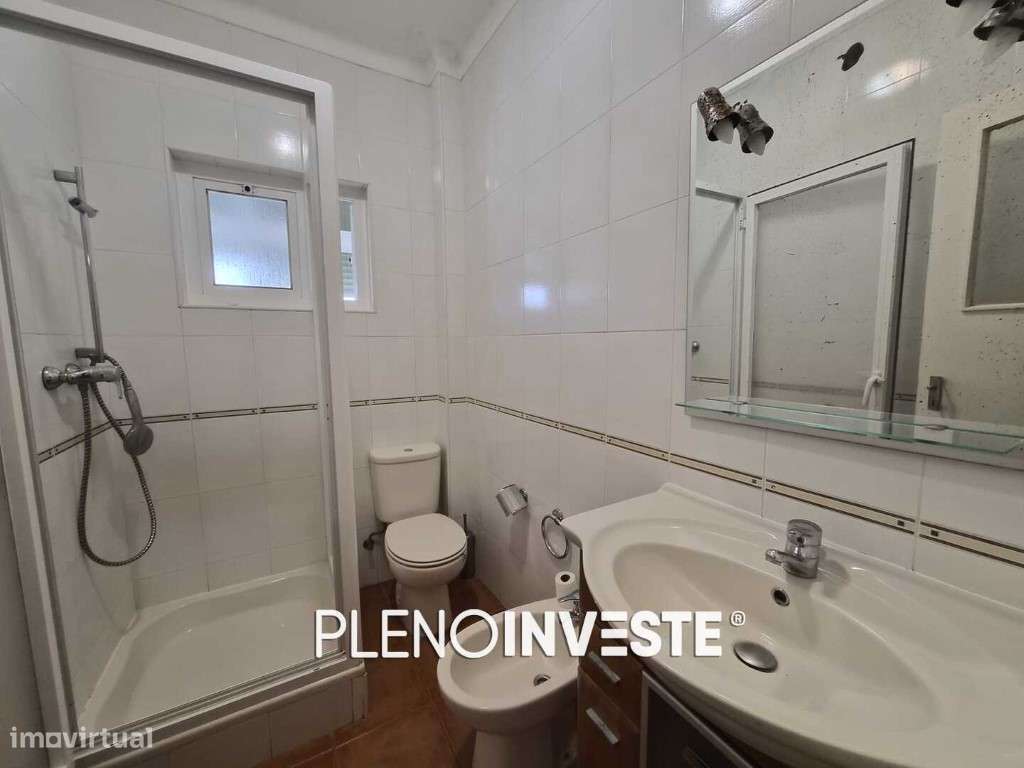 Apartamento T2 com Varandas na Torre da Marinha-16