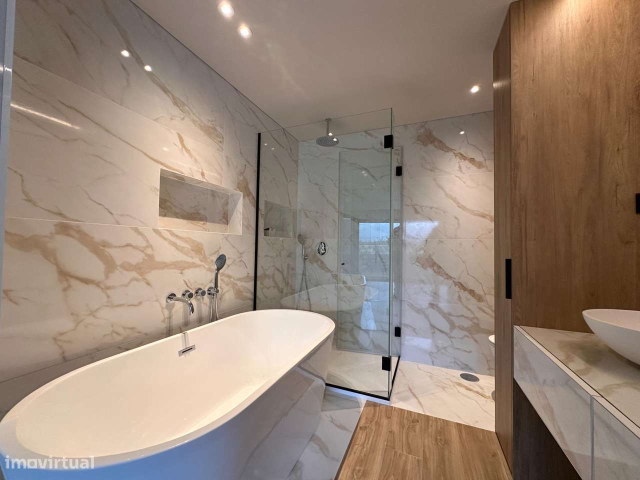 Moradia de Gaveto com dois pisos e garagem lateral-46