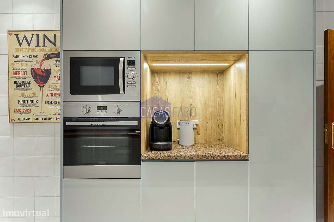 Imponente Moradia V3 de 3 pisos na zona da Avenida 5 de Outubro em Far-11